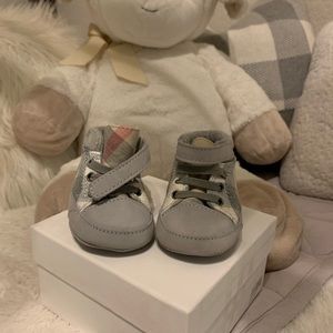 Burberry infant shoes